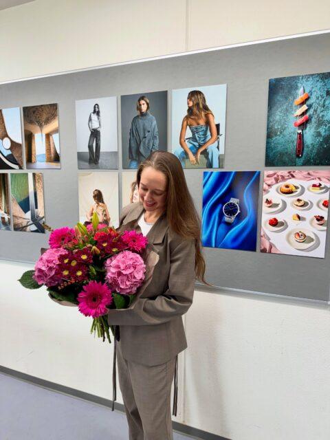 Så skete det endelig! 📸✨

Jeg er nu færdigudlært fotograf efter 4,5 års uddannelse! I dag var jeg til min afsluttende eksamen, og jeg kan næsten ikke forstå det… Jeg fik 12 for både mine billeder og min præsentation samt hjemmeside – og dermed et samlet 12-tal. Så det blev til 12, 12, 12!💕

Jeg er så stolt og lettet, og mest af alt bare utrolig glad for, at jeg nu kan kalde mig uddannet fotograf. 📸✨

Nu begynder et helt nyt kapitel, hvor jeg for alvor skal følge min drøm og bygge min egen lille fotografverden op. 🤍

@amaliekruse.foto