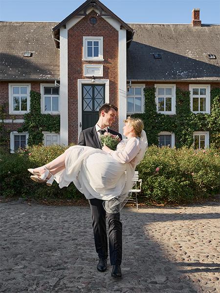 Bryllupsfotografi af par taget af fotograf i Danmark